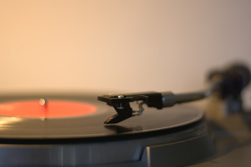 Obraz na płótnie Canvas An old record player and an old jazz disc