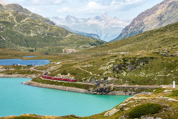 Schweiz - Eisenbahn am Bernina Hospiz