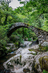 Fototapeta na wymiar Le pont du Parayre sur le ruisseau d'Audiernes à Peyrusse-le-Roc