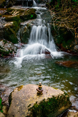 Fototapeta premium Zénitude au bord de la cascade du ruisseau d'Audiernes à Peyrusse-le-Roc