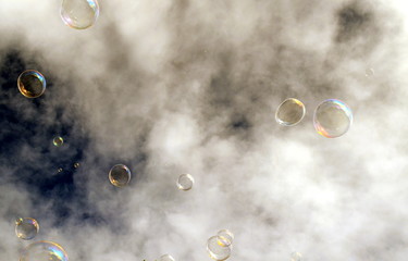 Obraz na płótnie Canvas Siefenblasen fliegen in die Wolken