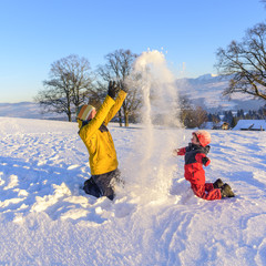 Spaß im Schnee mit Papa
