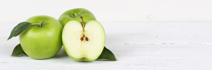 Äpfel Apfel grün Obst Frucht Früchte geschnitten Banner Textfreiraum auf Holzplatte