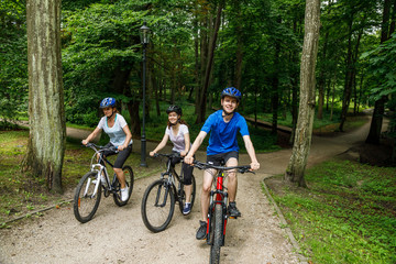 Naklejka premium Healthy lifestyle - people riding bicycles in city park 