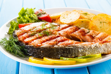 Grilled salmon with potatoes 