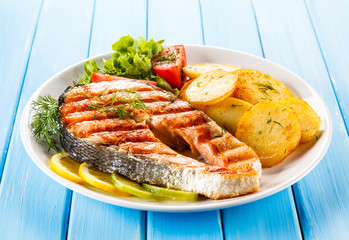 Grilled salmon with potatoes 
