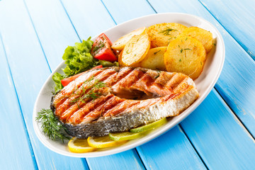 Grilled salmon with potatoes 