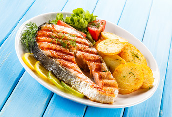 Grilled salmon with potatoes 