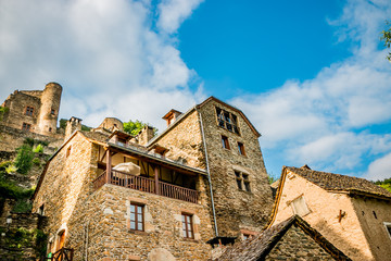 Dans les rues de Belcastel