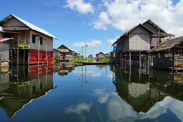 Obraz premium village du lac Inlée