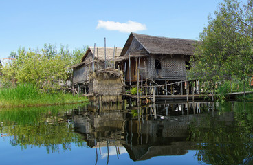 Fototapeta na wymiar habitation du lac Inlé