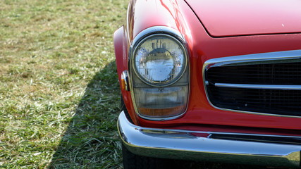 Schöner Oldtimer mit viel Chrom 