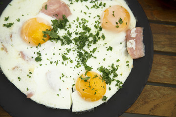 Fried eggs with herbs and ham
