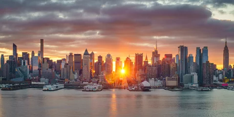 Fotobehang Bewolkte zonsopgang boven Manhattan, New York © sborisov