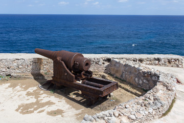 Cannon on the defensive forte - Havana. Cuba