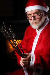Weihnachtsmann droht mit Rute