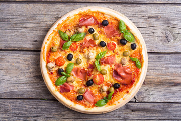 Italian pizza with jamon