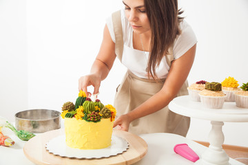 confectioner prepare cake