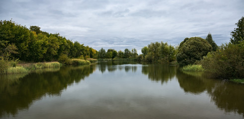 Fototapeta na wymiar Lake in the park in autumn