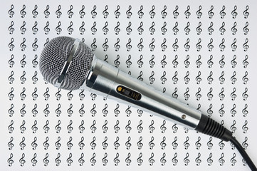 microphone on background of the treble clef