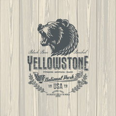 Obraz premium Медведь, Национальный парк Йеллоустоун, эмблема на деревянном фоне, иллюстрация, вектор