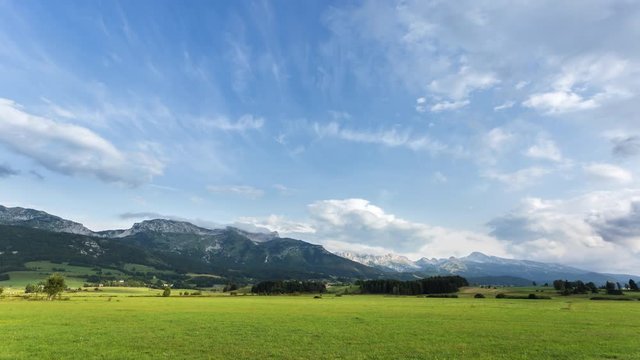 Paysage de montage avec des nuages dans le ciel - Vercors - France