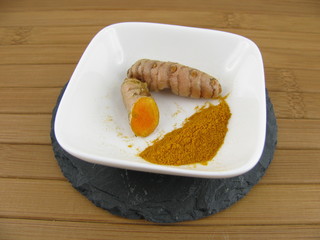 Frischer Kurkuma und Kurkumapulver