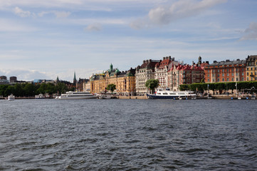 Obraz premium Blick übers Wasser zur Altstadt von Stockholm in Schweden
