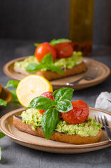 Avocado spread bread with baked tomato
