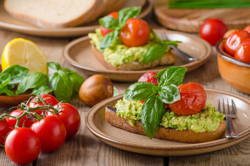 Avocado spread bread with baked tomato