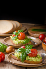 Avocado spread bread with baked tomato