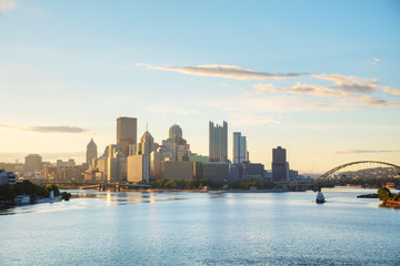 Fototapeta premium Pittsburgh cityscape with the Ohio river