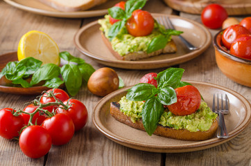 Avocado spread bread with baked tomato