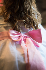Prinzessin mit Locken und Schleifenkleid