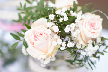ländlich romantische Blumendeko auf dem Hochzeitstisch der Bauernidylle