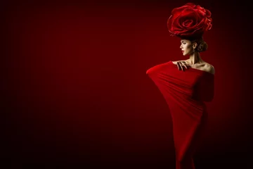Schönheits-Mode-Modell und Rosen-Blumen-Frisur, elegante Kunst-Frauen-rotes Kleid, Rosen-Krone auf Kopf © inarik