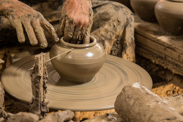 Molder making drying handmade earthenware by mud with original procedure