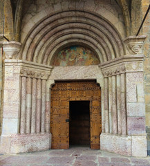 Fototapeta na wymiar Porche en calcaire d'une église romane