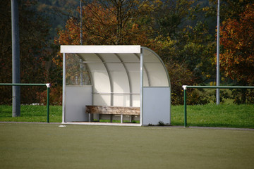 Trainerbank am Fu&szlig;ballfeld  / Eine Trainerbank steht am Rand eines Fu&szlig;ballfeldes in einem Fu&szlig;ballstadion.