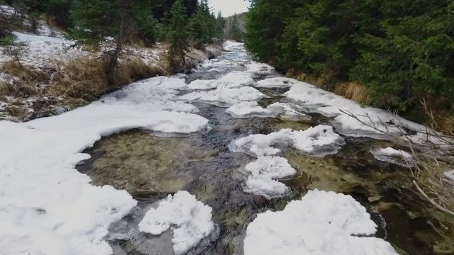 riprese drone montagna inverno/fiume gelato