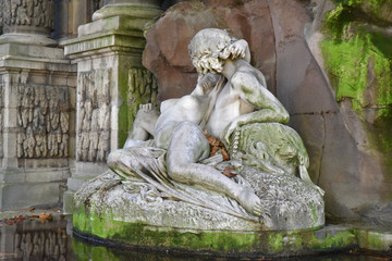 Statues de la fontaine Médicis au jardin du Luxembourg à Paris, France