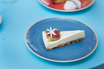 Porción de postre casero de queso e higos. 