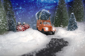 verschneite winterlandschaft mit auto und weihnachtsgeschenk und Tannenbäumen 