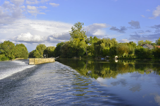 Lac de la monnerie à La Flèche (72200), département de la Sarthe en région  Pays-de-la-Loire, France Photos | Adobe Stock