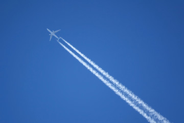avion biréacteur traces dans le ciel