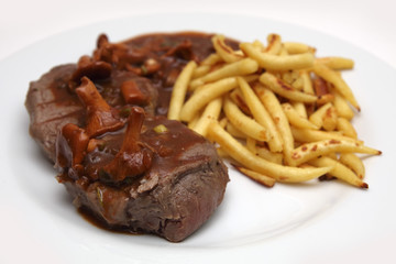 Rinderfilet mit Pfifferling-Portwein Sauce und Schupfnudeln.