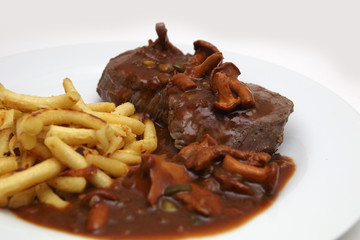 Rinderfilet mit Pfifferling-Portwein Sauce und Schupfnudeln.