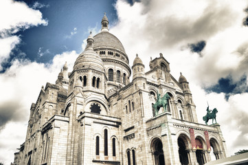 Fototapeta na wymiar The Sacre-Coeur in Paris, France - HDR view.