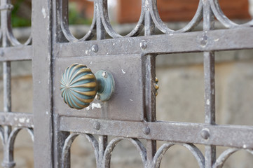 Old brass door handle to the door. - obrazy, fototapety, plakaty