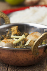 indisches Murgh Palak Gericht mit Reis